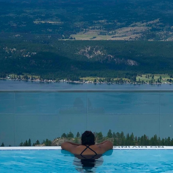 Meet your Posher, Farinah - Picture 1 of 1